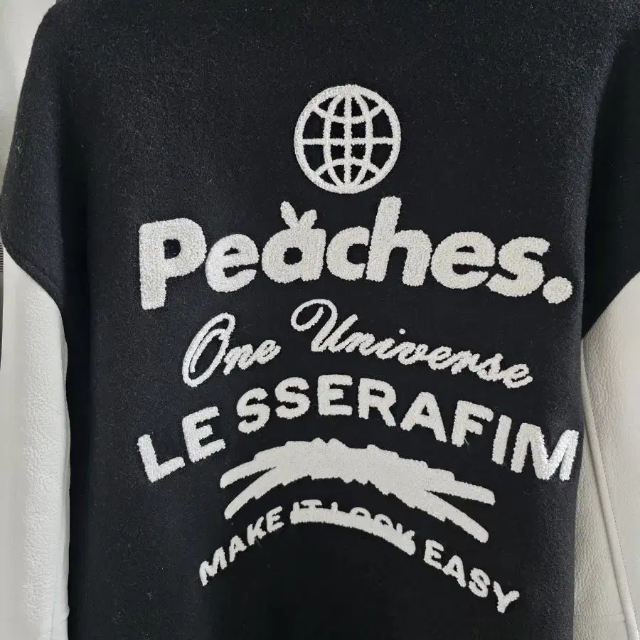 LE SSERAFIM | 르세라핌 Le Sserafim Varsity Peaches XL on