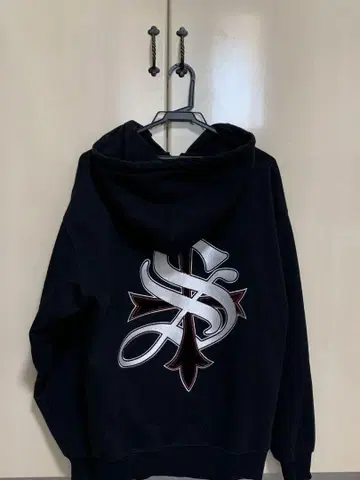 Supplier 블랙 자수 로고 집업 후드티
