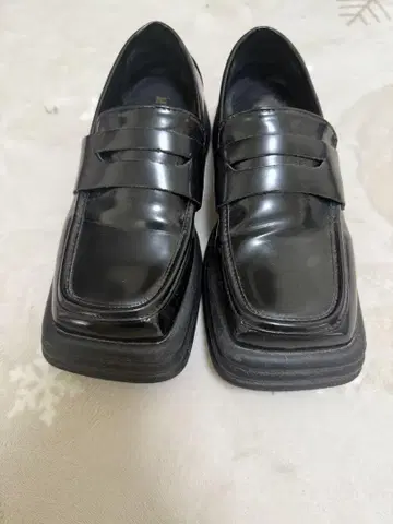블랙 스퀘어 로퍼