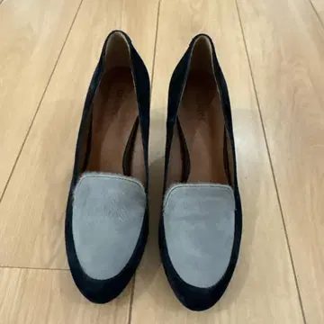 블랙과 그레이 스웨이드 펌프스 37