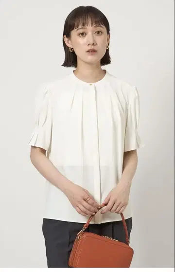 그린 라벨 릴랙싱 소매 턱 숏 슬리브 블라우스 화이트