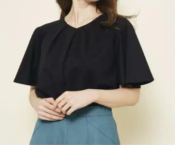 새상품 쿠 드 샹스 턱 디자인과 소매 플레어 여성스러운 풀오버 저리