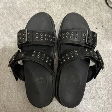 블랙 스터드 컴포트 샌들