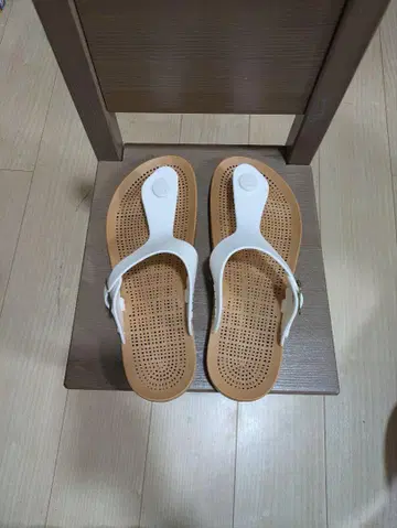 SENSI 화이트 비치 샌들
