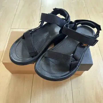 테바 샌들
