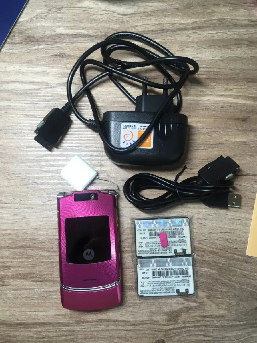 Motorola 3G Hot Pink Folder Phone