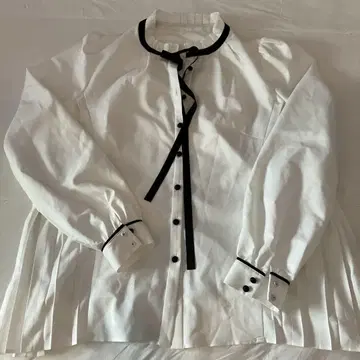 Chesty 화이트 플리츠 셔츠