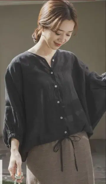 어반 리서치 도어스 린넨 드로스트 돌먼 블라우스 블랙