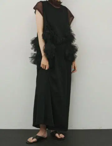 슬리브리스 롱 원피스 블랙 프릴