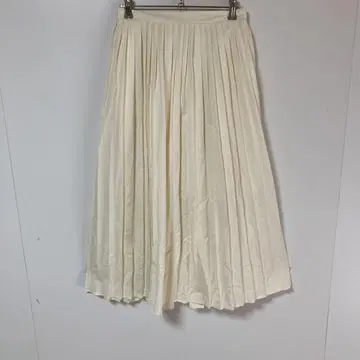 Chaco Closet 크림색 플리츠 스커트 미디 기장