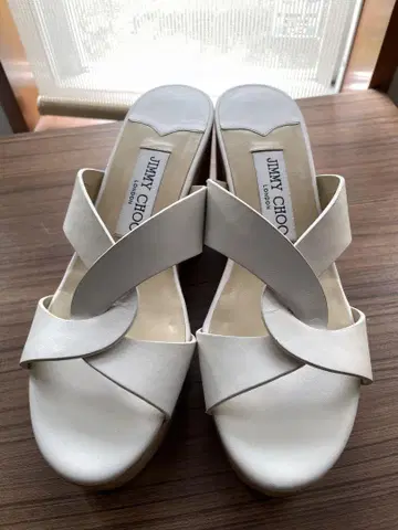 새상품급 JIMMY CHOO 화이트 샌들