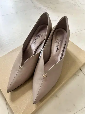 [거의 새 상품] 긴자 카네마츠 6.5cm 베이지 스틸레토 펌프스