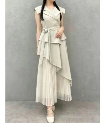 아이보리 슬리브리스 비대칭 원피스