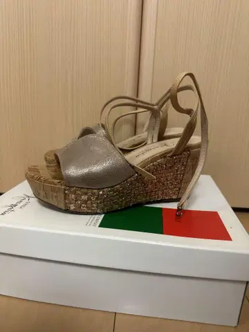 긴자 카네마츠 골드 웨지솔 샌들