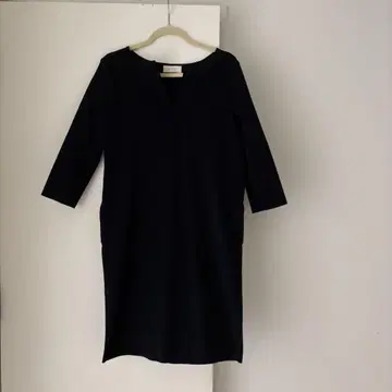블랙 V 넥 7부 소매 원피스