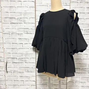 Mila Owen 미라 오웬 어깨 슬릿 소매 볼륨 페플럼 튜닉