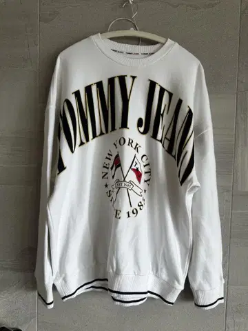 TOMMY JEANS 화이트 맨투맨 M 사이즈