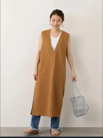 relume 깊은 V 넥 슬리브리스 원피스