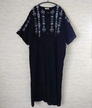 사만사 모스모스 자수 롱 원피스 블랙