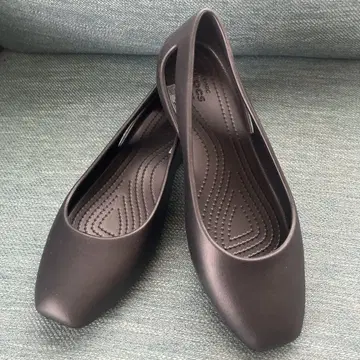 Crocs 블랙 플랫 슈즈