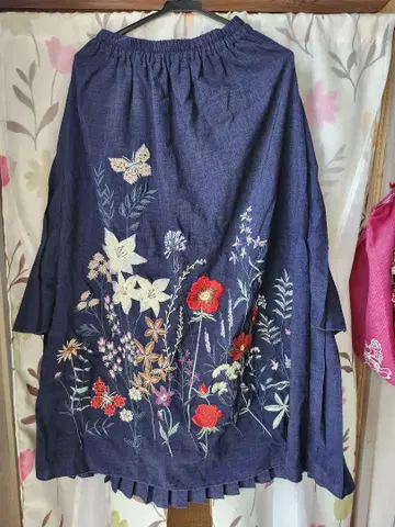 스칼라 꽃무늬 자수 네이비 플리츠 스커트