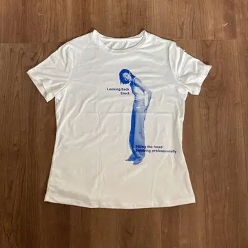 화이트 티셔츠 그래픽 프린트