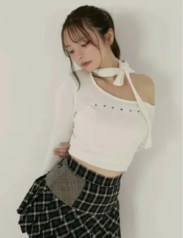 ANDMARY 리본 원숄더 톱