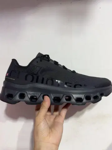 온 클라우드 몬스터 스니커즈 26cm