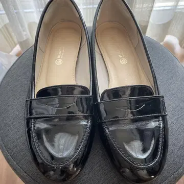 블랙 에나멜 로퍼
