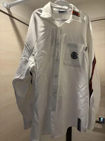 화이트 긴팔 셔츠