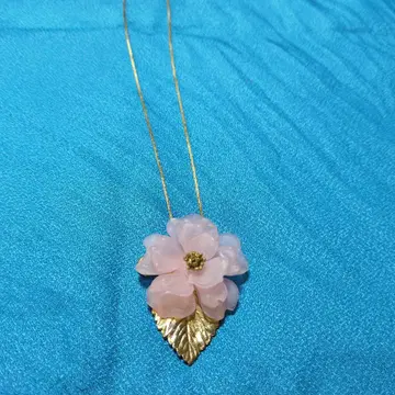 로즈 쿼츠 꽃 모티브 목걸이