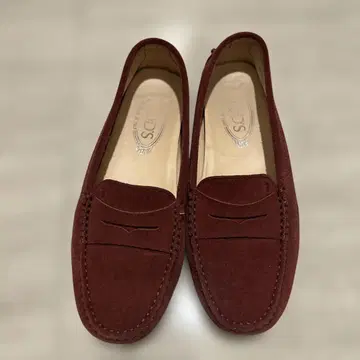 TOD'S 와인 레드 스웨이드 모카신 슬립온