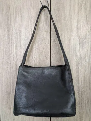 마가렛 호웰 블랙 가죽 숄더백