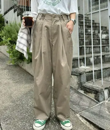 턱이 있는 와이드 치노 팬츠 베이지