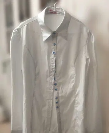 화이트 긴팔 셔츠 블루 버튼
