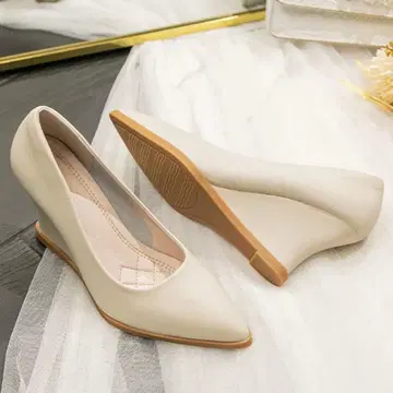 베이지 슬립온 펌프스 힐 약 5cm