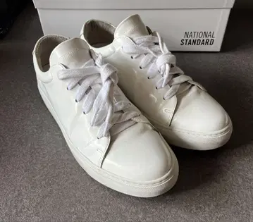 NATIONAL STANDARD 화이트 스니커즈