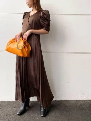 SNIDEL 새틴 퍼프 슬리브 원피스 브라운
