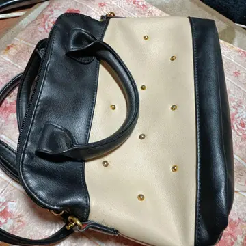 스터드 핸드백 블랙과 베이지
