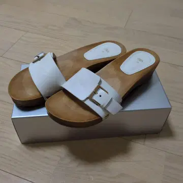 화이트 샌들 합성 피혁 금장 장식 벨트