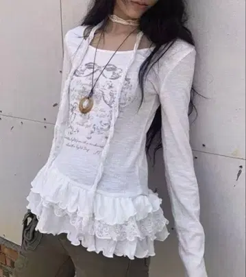 프릴 레이스 스톨이 있는 티어드 프릴 걸리시 상의