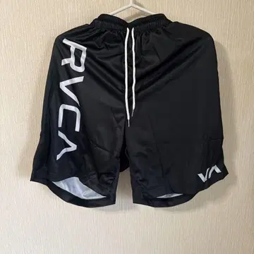 RVCA 블랙 하프 팬츠