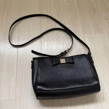 리본 포함 블랙 숄더백