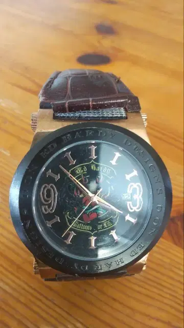 ED HARDY 손목시계(가죽 부분 및 나사 파손)
