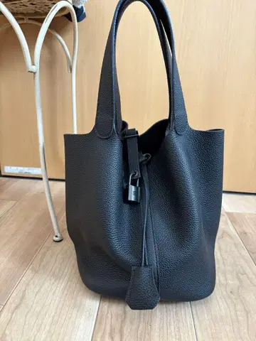 새상품급 소가죽 큐브 백 버킷 백 블랙 컬러
