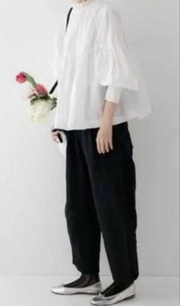 네스트로브 2way 화이트 블라우스 옷차림