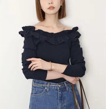 프릴이 달린 네이비 오프숄더 긴팔 상의