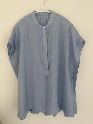 BEARDSLEY 펄 버튼 프렌치 블라우스 블루 F