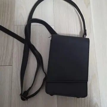 블랙 스마트폰 숄더백