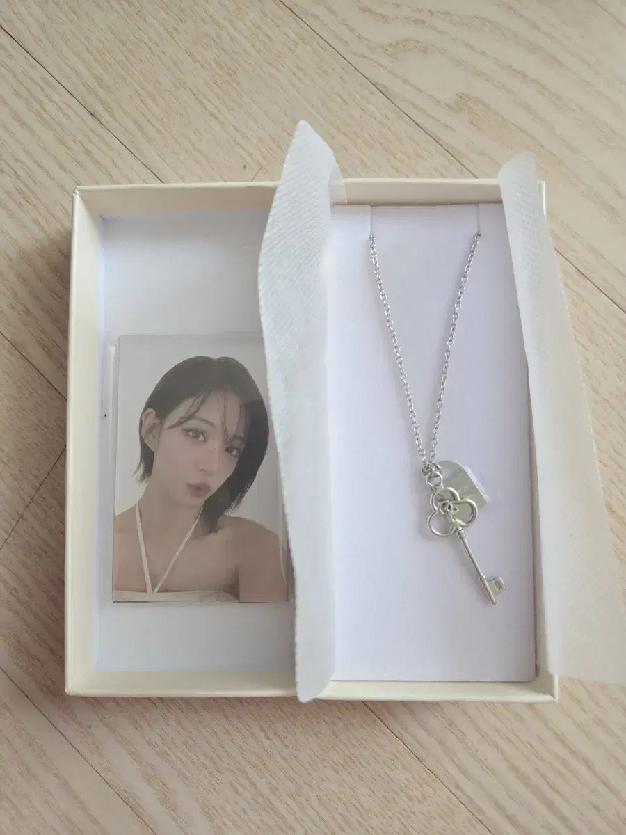 Fromis_9 chaeyoung Necklace (Includes poca)